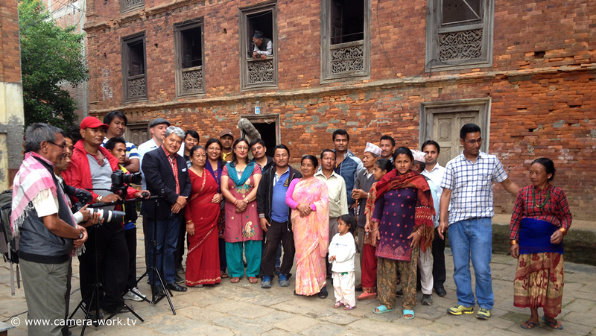 Prof. Dr Ram Shresta mit Verwandten und der Filmcrew vor seinem Elternhaus in Bhaktapur / Nepal